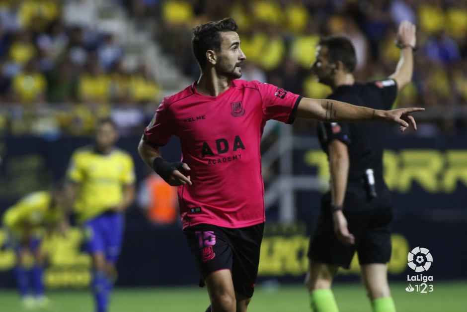 Un doblete de Juan Muñoz tumba al Cádiz y mete al Alcorcón en 'playoff'