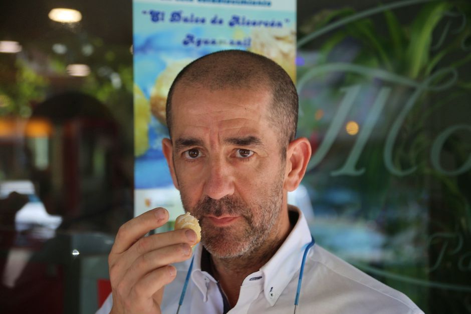 Probamos “El aguamanil” dulce típico de Alcorcón. Uno de los grandes placeres para el ser humano es descubrir nuevos aromas, nuevas experiencias gastronómicas. Este bizcocho nos provoca nuevas sensaciones para el paladar.