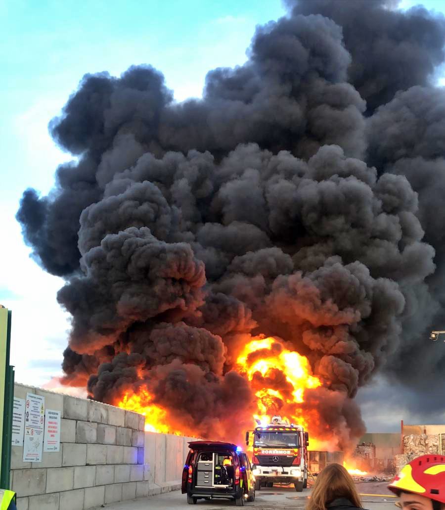 Incendio cerca del centro comercial Tres Aguas