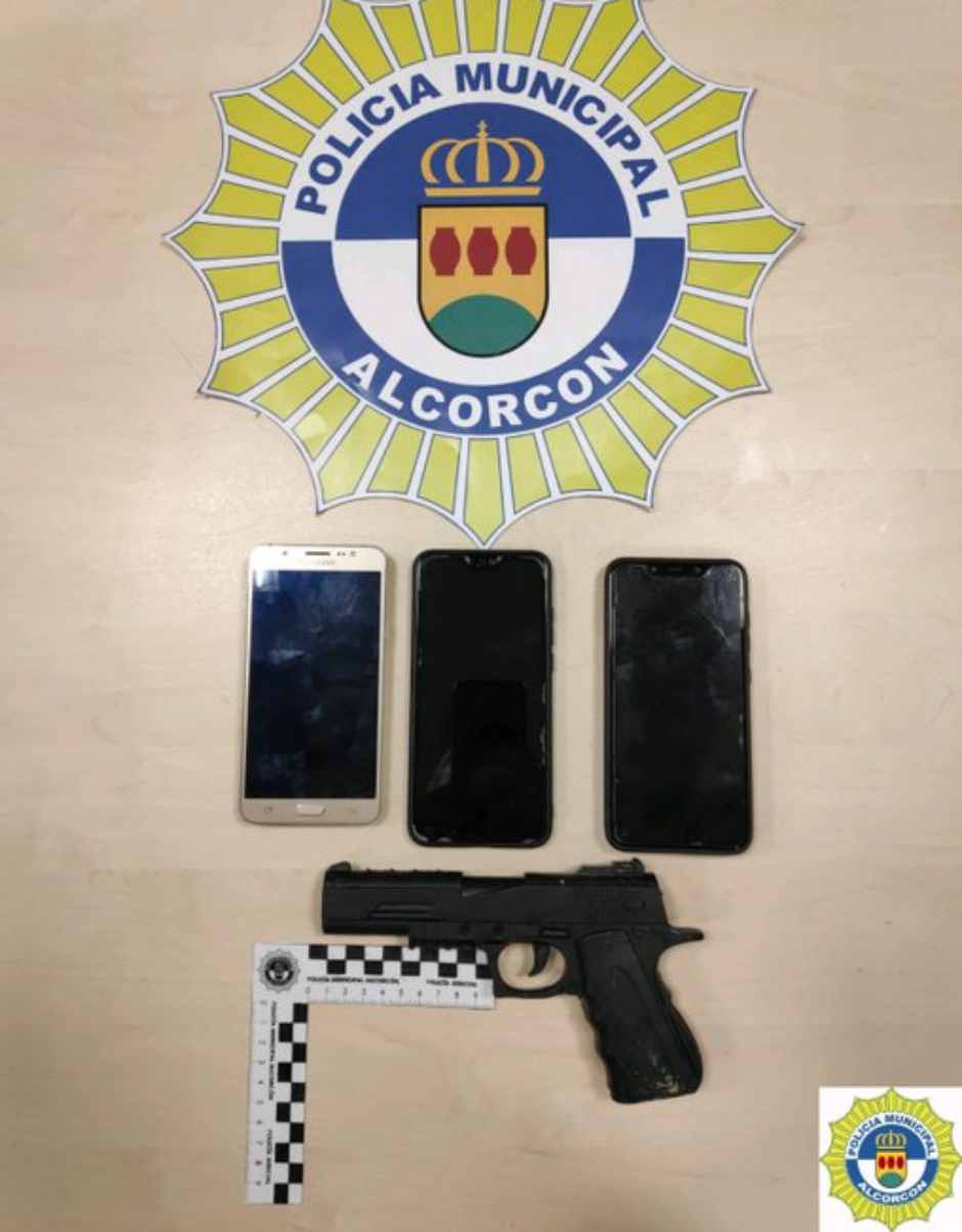 Una pistola falsa para robar con 15 años