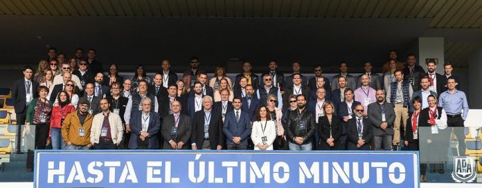 Un ámbito de networking entre empresarios de Alcorcón que impulsa la AD Alcorcón junto con la Asociación AEPA. Comienza su andadura el espacio ADA Business Club En torno a un centenar de empresarios de Alcorcón se han dado cita en el Estadio de Santo Domingo en esta mañana de miércoles. El motivo la primera edición del ADA Business Club. Una cita que tiene como objetivo crear un marco de networking empresarial de Alcorcón para entablar alianzas, contactos, objetivos y estrategias comunes entre empresarios alcorconeros de diversos ámbitos con el trasfondo y la oportunidad que siempre da el deporte. Este miércoles ha comenzado su andadura el espacio ADA Business Club y, en torno a un café, diferentes empresarios de la ciudad han podido conocerse y entablar las primeras sinergias. El evento, que ha comenzado a las 9:30, ha estado presidido por Ignacio Álvarez, Director General del AD Alcorcón y anfitrión de la jornada y por Marina Sánchez, Presidenta de la Asociación de Empresarios y Profesionales de Alcorcón (AEPA). Los dos han dado la bienvenida a los empresarios de Alcorcón de diferentes sectores en el palco de Santo Domingo. Posteriormente el evento se ha divido en dos espacios. Por un lado, la Sala VIP de Santo Domingo que ha acogido un ambiente de foro empresarial donde los diferentes invitados han podido charlar animadamente de diversos ámbitos e intercambiar ideas. Por otro, un ambiente más recogido en la sala de prensa donde los empresarios han mantenido reuniones bilaterales cerradas previamente para llegar a puntos en común y estrategias compartidas en diversos proyectos. Es la primera cita de este ADA Business Club del AD Alcorcón pero se esperan realizar diversos eventos durante el año. Una oportunidad para unirse y abordar metas comunes entre el empresariado de la ciudad y de este con el AD Alcorcón. Cabe destacar que este evento ha servido también para firmar de forma oficial la entrada del AD Alcorcón en la Asociación AEPA. Este ente empresarial es el principal músculo asociativo del empresariado en la ciudad de Alcorcón.