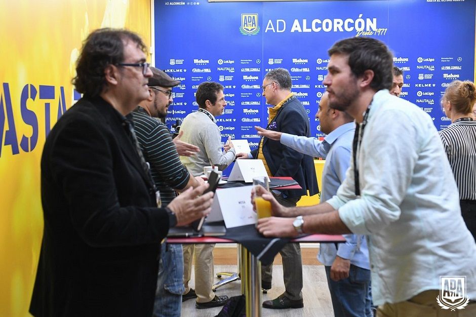 Un ámbito de networking entre empresarios de Alcorcón que impulsa la AD Alcorcón junto con la Asociación AEPA. Comienza su andadura el espacio ADA Business Club En torno a un centenar de empresarios de Alcorcón se han dado cita en el Estadio de Santo Domingo en esta mañana de miércoles. El motivo la primera edición del ADA Business Club. Una cita que tiene como objetivo crear un marco de networking empresarial de Alcorcón para entablar alianzas, contactos, objetivos y estrategias comunes entre empresarios alcorconeros de diversos ámbitos con el trasfondo y la oportunidad que siempre da el deporte. Este miércoles ha comenzado su andadura el espacio ADA Business Club y, en torno a un café, diferentes empresarios de la ciudad han podido conocerse y entablar las primeras sinergias. El evento, que ha comenzado a las 9:30, ha estado presidido por Ignacio Álvarez, Director General del AD Alcorcón y anfitrión de la jornada y por Marina Sánchez, Presidenta de la Asociación de Empresarios y Profesionales de Alcorcón (AEPA). Los dos han dado la bienvenida a los empresarios de Alcorcón de diferentes sectores en el palco de Santo Domingo. Posteriormente el evento se ha divido en dos espacios. Por un lado, la Sala VIP de Santo Domingo que ha acogido un ambiente de foro empresarial donde los diferentes invitados han podido charlar animadamente de diversos ámbitos e intercambiar ideas. Por otro, un ambiente más recogido en la sala de prensa donde los empresarios han mantenido reuniones bilaterales cerradas previamente para llegar a puntos en común y estrategias compartidas en diversos proyectos. Es la primera cita de este ADA Business Club del AD Alcorcón pero se esperan realizar diversos eventos durante el año. Una oportunidad para unirse y abordar metas comunes entre el empresariado de la ciudad y de este con el AD Alcorcón. Cabe destacar que este evento ha servido también para firmar de forma oficial la entrada del AD Alcorcón en la Asociación AEPA. Este ente empresarial es el principal músculo asociativo del empresariado en la ciudad de Alcorcón.