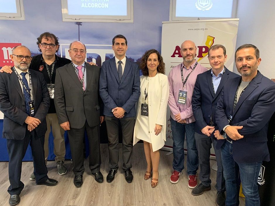 Un ámbito de networking entre empresarios de Alcorcón que impulsa la AD Alcorcón junto con la Asociación AEPA. Comienza su andadura el espacio ADA Business Club En torno a un centenar de empresarios de Alcorcón se han dado cita en el Estadio de Santo Domingo en esta mañana de miércoles. El motivo la primera edición del ADA Business Club. Una cita que tiene como objetivo crear un marco de networking empresarial de Alcorcón para entablar alianzas, contactos, objetivos y estrategias comunes entre empresarios alcorconeros de diversos ámbitos con el trasfondo y la oportunidad que siempre da el deporte. Este miércoles ha comenzado su andadura el espacio ADA Business Club y, en torno a un café, diferentes empresarios de la ciudad han podido conocerse y entablar las primeras sinergias. El evento, que ha comenzado a las 9:30, ha estado presidido por Ignacio Álvarez, Director General del AD Alcorcón y anfitrión de la jornada y por Marina Sánchez, Presidenta de la Asociación de Empresarios y Profesionales de Alcorcón (AEPA). Los dos han dado la bienvenida a los empresarios de Alcorcón de diferentes sectores en el palco de Santo Domingo. Posteriormente el evento se ha divido en dos espacios. Por un lado, la Sala VIP de Santo Domingo que ha acogido un ambiente de foro empresarial donde los diferentes invitados han podido charlar animadamente de diversos ámbitos e intercambiar ideas. Por otro, un ambiente más recogido en la sala de prensa donde los empresarios han mantenido reuniones bilaterales cerradas previamente para llegar a puntos en común y estrategias compartidas en diversos proyectos. Es la primera cita de este ADA Business Club del AD Alcorcón pero se esperan realizar diversos eventos durante el año. Una oportunidad para unirse y abordar metas comunes entre el empresariado de la ciudad y de este con el AD Alcorcón. Cabe destacar que este evento ha servido también para firmar de forma oficial la entrada del AD Alcorcón en la Asociación AEPA. Este ente empresarial es el principal músculo asociativo del empresariado en la ciudad de Alcorcón.