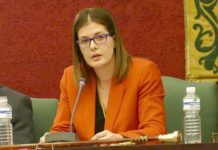 Con 17 votos a favor y 10 votos socialistas en contra, Posse, ha dado muestra de la absoluta soledad que acompaña su Gobierno. El Pleno ha sido muy tenso. Noelia Posse primera Alcaldesa de Móstoles reprobada.