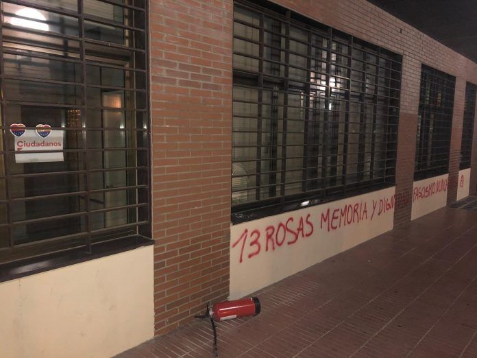 Los locales que ocupan ambos grupos municipales amanecieron este domingo con diferentes desperfectos. Pintadas y desperfectos en las sedes de Ciudadanos y Vox Alcorcón.
