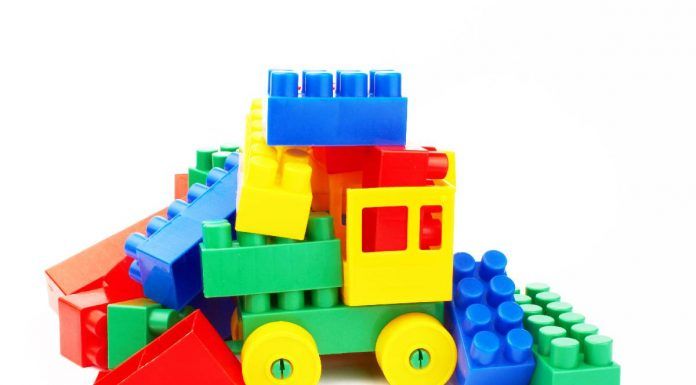 Con tus juguetes fabricamos papeleras y bancos en Alcorcón