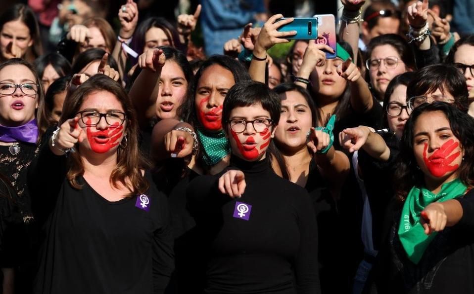 La Concejalía de Feminismo ha preparado una serie de iniciativas con motivo del 8 de marzo. Construyendo un Alcorcón feminista desde el 2 de marzo. El 8 de marzo se conmemora el Día Internacional de la Mujer. A día de hoy el salario de las mujeres es un 16% inferior al de los hombres en el conjunto de la UE, lo que a final de año supone haber trabajado dos meses de manera gratuita. En lo que llevamos de 2020, 11 mujeres han sido asesinadas por violencia de género en España. El trabajo parcial es cosa de mujeres, más de 2.000.000 trabajan así en España frente a 760.000 hombres aproximadamente. En el mundo existen restricciones legales que impiden a 2.700 millones de mujeres acceder a las mismas opciones laborales que los hombres. Menos del 25% de los parlamentarios eran mujeres en 2019 y una de cada tres mujeres sigue sufriendo violencia de género. Estas son solo algunas cifras de las muchas de las que vamos a escuchar y leer estos días y que nos muestran la situación de desigualdad que todavía vivimos. Construyendo un Alcorcón feminista desde el 2 de marzo La Concejalía de Feminismo de Alcorcón quiere extender la fecha del 8 de marzo a toda la semana ya que esta jornada es una de las más importantes del calendario para la mujer. Un momento en el que poner el foco sobre la desigualdad, las problemáticas de las mujeres y buscar avanzar y solucionar ciertas situaciones entre todos. Se han preparado actividades para todos los públicos al objeto de que todos los vecinos puedan participar de esta programación balo el título “Construyendo un Alcorcón Feminista” La Edil de Feminismo, Raque Rodríguez, ha declarado que Queremos que sean unas jornadas que impliquen a nuestras vecinas y vecinos, por eso hemos organizado diferentes formatos de actividades, con el objetivo de incorporar al máximo número de posibles en este trabajo por la igualdad” Programación • Lunes 2: Actividad: Exposición “Mujeres con historia” Lugar: Casa de las mujeres (Av. Leganés, 27) Hora: 18H: • Martes 3: Actividad: Charla "Violencia sexual y prevención", a cargo de Comisiones Obreras. Lugar: Casa de las mujeres (Av. Leganés, 27) Hora: 18H • Miércoles 4: Actividad: Charla-taller “Entrena como una chica”, actividad que persigue derribar los mitos que existen en el ámbito del deporte, salud y nutrición asociado a las mujeres, impartida por Lucía Del Río. Lugar: Casa de las mujeres (Avenida Leganés, 27) Hora: 18H • Jueves 5: Actividad: "Aquí cabemos todas", actuaciones de teatro, poesía, baile y otras artes escénicas por parte de las asociaciones de mujeres de Alcorcón. Lugar: Teatro Buero Vallejo (Calle Los Robles, s/n) Hora: 17.30H • Domingo 8: Actividad: Concierto "Mujeres en la música" Lugar: Escuela Municipal y Conservatorio Profesional de Musica "Manuel de Falla" (Calle Carballino, s/n) Hora: 12H Además se fletará un autobús para ir a la manifestación en Madrid. 