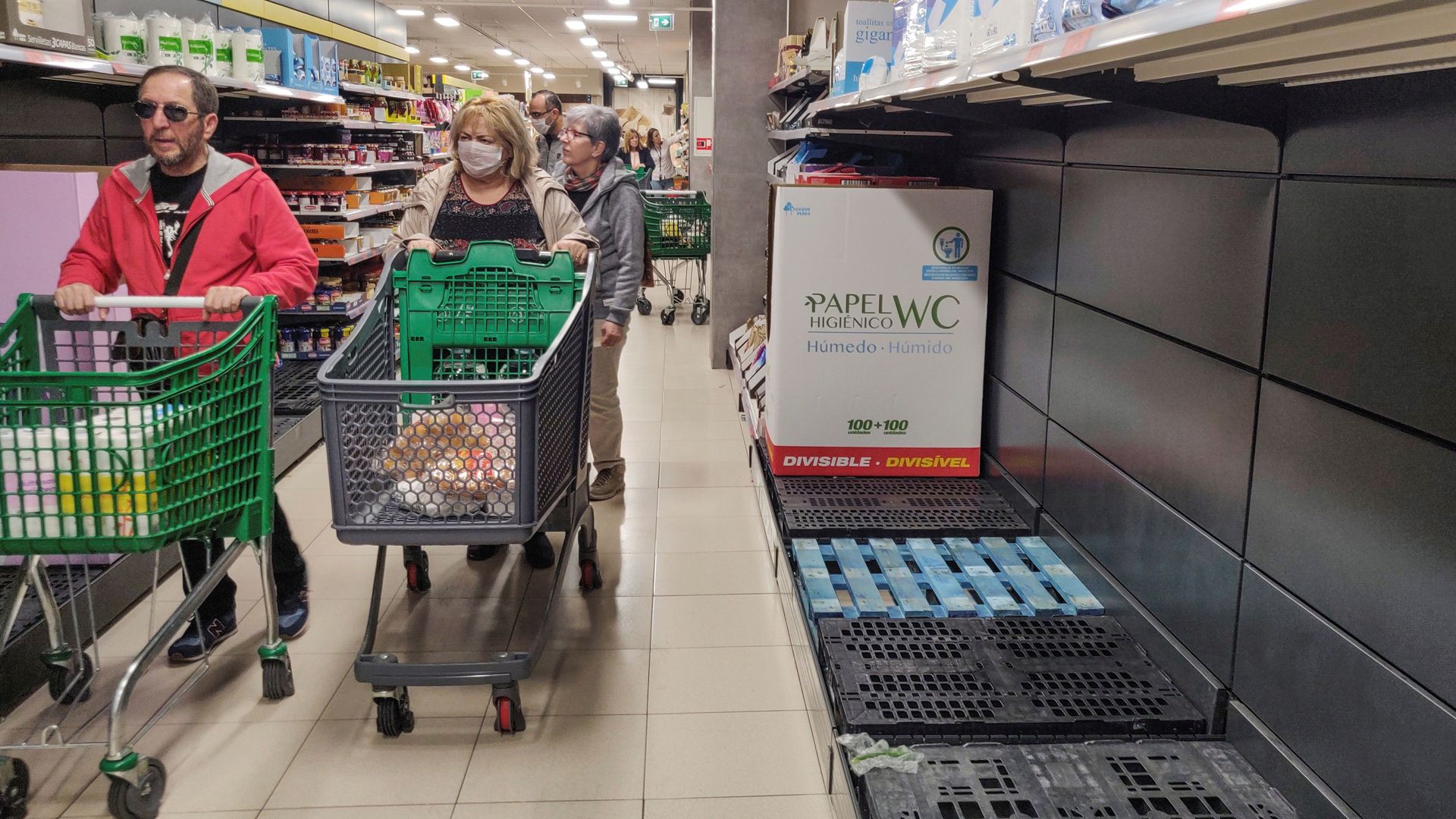 Vecinos recorriendo un supermercado de Alcorcón