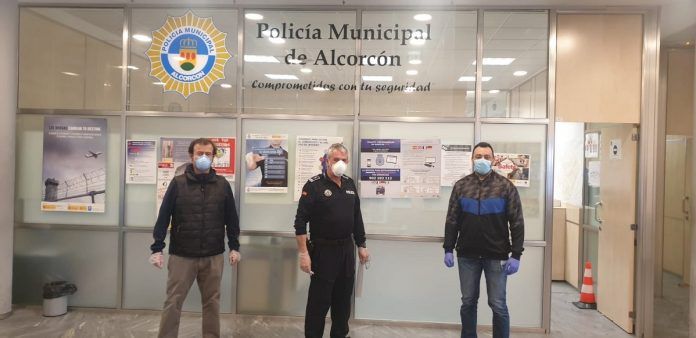 Vox Alcorcón dona geles hidroalcohólicos a la Policía Municipal