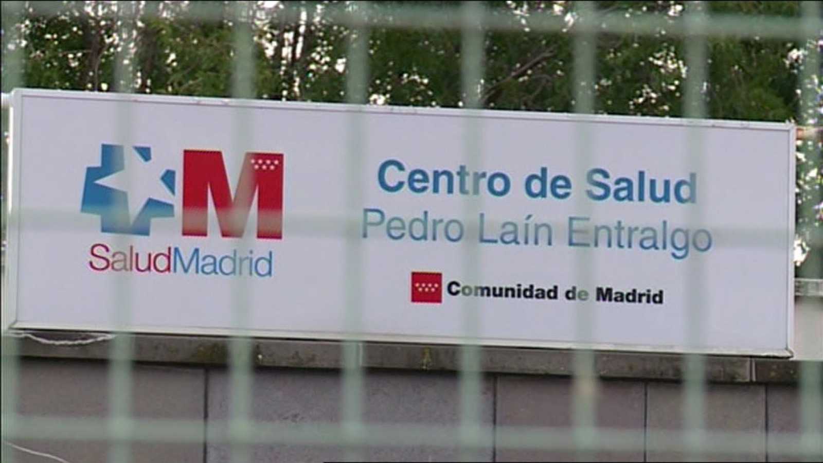 Son casos confirmados a fecha 12 de abril en la ciudad. Alcorcón supera los 1.200 casos de coronavirus tras la Semana Santa. La Comunidad de Madrid y toda España continúa batallando en la guerra contra el coronavirus. La Región madrileña sigue siendo la zona cero de la pandemia de coronavirus en España. La pandemia se sigue extendiendo, aunque en unos porcentajes más moderados y, por desgracia, se sigue cobrando vidas. El mundo lucha contra el COVID19 y en España como en otros puntos del Planeta los sanitarios son los grandes héroes. En la Comunidad de Madrid el Coronavirus se ha cobrado 5.586 fallecidos. La Región Madrileña suma 42.450 casos confirmados por Coronavirus. Le sigue a la Comunidad Madrileña, la Región Catalana con 28.323 casos y Castilla la Mancha con 11.077. Alcorcón supera los 1.200 casos de coronavirus. En concreto 1.257 hasta el domingo 12 de abril. La buena noticia es que Alcorcón ha bajado la prevalencia del virus. Hace pocos días la ciudad estaba entre los municipios de alta prevalencia con más de 700 casos en los últimos 14 días y, ahora, ha bajado un escalón. Alcorcón cuenta con 637 casos en los últimos 14 días. Zonas Básicas de Salud Por zonas básicas de Salud, en Alcorcón, se divide de la siguiente forma. Los Castillos 198, La Ribota 112, Parque Oeste 92, Gregorio Marañón 235, Miguel Servet 145, Laín Entralgo 203, Ramón y Cajal 198 y Doctor Trueta 74 Zona Sur de Madrid En la zona sur de la Comunidad de Madrid la situación más compleja y complicada la vive Leganés con 2.442 casos confirmados. Le sigue Móstoles con 1.466 y Fuenlabrada con 1.205 infectados por coronavirus. Detrás Getafe que llega a los 868 infectados. De la zona sur, pero, con algo menos de población, también repasamos los 426 afectados de Rivas Vaciamadrid. Arganda acumula 268 afectados y Navalcarnero 114 infectados. Madrid y otros municipios Otras zonas madrileñas que cabe destacar son, por ejemplo, el número de afectados por coronavirus del distrito de La Latina en Madrid, cercano y vecino a Alcorcón, con 1.885 afectados. Dentro de la ciudad de Madrid en Puente de Vallecas se suman 2.385 casos y en el Distrito de Fuencarral-El Pardo 2.165, o Tetuán con 1.589 como distritos con más casos cuantitativos. En Alcalá de Henares el número de afectados alcanza la cifra de 2.043 casos, Torrejón 829 casos y en Aranjuez 369. Todos estos datos corresponden con casos confirmados por la Comunidad de Madrid a 12 de abril. La actualidad de Alcorcón en alcorconhoy.com