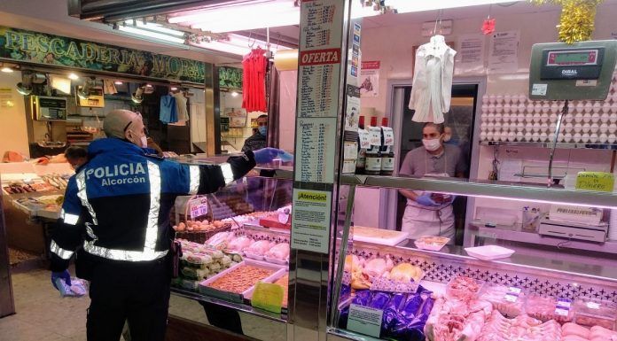 El IMEPE reparte mascarillas en las galerías comerciales de Alcorcón