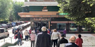 Colas en las farmacias de Alcorcón para adquirir la mascarilla FFP2