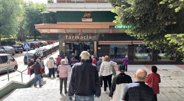 Colas en las farmacias de Alcorcón para adquirir la mascarilla FFP2