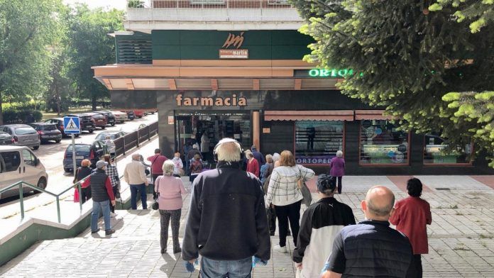 Colas en las farmacias de Alcorcón para adquirir la mascarilla FFP2