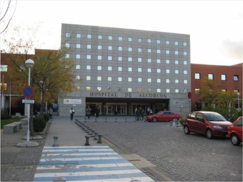 Los controles van a formar parte de la nueva normalidad tras la crisis del coronavirus. Y así ha comenzado en el Hospital Fundación de Alcorcón. De ahí que la Comunidad de Madrid haya instalado un punto de control a la entrada del Hospital Fundación de Alcorcón. De esta forma se llevará un estricto control de todas las personas que entren en el Hospital. Esto forma parte de estrategia de la Consejería de Sanidad de la Comunidad de Madrid para retomar la actividad en los hospitales. En el Cheking Point COVID19 en el Hospital de Alcorcónse comprobará a cada persona la temperatura, si lleva mascarilla y si ha tenido síntomas o contacto con infectados antes de poder asistir a una consulta. La lucha contra el coronavirus va a exigir controles y responsabilidad por parte de todos. Este punto de acceso será atendido por personal de enfermería, informadores y personal de Seguridad. Funcionará de lunes a viernes, desde las 7.30 a las 21.30 horas y sábados y domingo desde las 9.00 a las 21,00 horas. Si las personas no llevan mascarillas se les dará una. Si la persona presenta síntomas compatibles con el COVID-19 desde hace menos de cinco días se le acompañará hasta la Unidad de Urgencias. Si la persona no tiene síntomas ira a la consulta que tiene prevista. La actualidad de Alcorcón en alcorconhoy.com