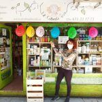 Una bienvenida de color a los comercios de Alcorcón