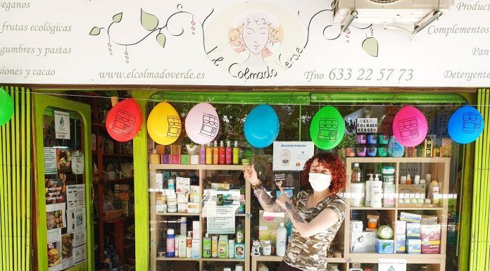 Una bienvenida de color a los comercios de Alcorcón