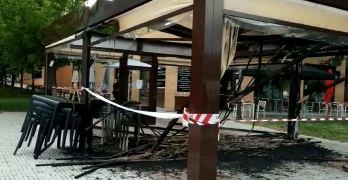 Incendio de la pérgola de un restaurante en Alcorcón