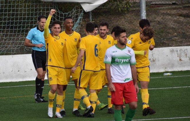 El filial del Alcorcón B consiguió la histórica clasificación para el playoff de ascenso a Segunda B. Pero, además, en la primera eliminatoria fue capaz de eliminar de forma brillante al Unión Adarve, uno de los favoritos para el ascenso. Los goles de Llario, César Gómez y Edu Viaña remontaron el primer tanto del conjunto del Barrio del Pilar. Ahora, con todo merecimiento, muchas ilusión y ninguna presión se enfrentará en la final por el ascenso al, probablemente, mejor equipo de la categoría, el CDA Navalcarnero. En alcorconhoy.com hemos charlado con Guito jugador del Alcorcón B. “El Alcorcón B sabe estar tranquilo cuando toca sufrir”  El 12 alfarero reconocía que “Estos días están siendo muy bonitos. El equipo esta muy ilusionado con el partido del sábado. Es un regalo que el fútbol nos está dando”. La presión es de otros “La temporada ha sido buena. Estamos haciendo historia en el Club y nos gustaría rematarlo pero sin presión y disfrutando cada entrenamiento y cada minuto de cada partido”. Remontada Con el defensa analizábamos la victoria contra el Unión Adarve: “Era un conjunto muy difícil con futbolistas muy contrastados… Pero sabemos a lo que jugamos y a pesar de ser jóvenes somos maduros. Supimos mantener la calma después de encajar el primer gol y eso fue muy importante”. Guito nos contó un poco como fueron las charlas de vestuario en el descanso contra el Adarve “El técnico nos pidió que confiáramos en nosotros. Que era fácil que todo el mundo estuviera ahí cuando las cosas van bien pero que cuando toca remontar teníamos con creer en nosotros. Salimos a por todas”. Al final se consiguió la remontada por 1-3 “Fue una alegría inmensa. En el vestuario cantamos, saltamos, disfrutamos… Pero queda un partido importantísimo”. Navalcarnero El Navalcarnero será el rival en la final por el ascenso. Un equipazo cuyo principal objetivo desde principio de temporada es el ascenso y un combinado que los últimos años ha militado en Segunda B “Es un equipazo. Individualmente son futbolistas de extraordinaria calidad. Tenemos que hacer nuestro partido, estar tranquilos y jugar nuestras cartas” . En cuanto a las claves del encuentro Guito lo tiene claro “Mantener la calma y que el equipo no se rompa. ¿Nos pueden marcar un gol? Evidentemente sí pero eso no es motivo para volvernos locos. Pase lo que pase tenemos que hacer nuestro partido”. El Navalcarnero tiene pólvora arriba y es uno de los máximos anotadores de la categoría. Siempre se dice que los filiales tienen lagunas en defensa contra equipos con experiencia. Guito era muy claro “Parece que los filiales tenemos problemas al choque o a balón parado. Pero ya demostramos contra el Adarve que lo supimos llevar bien. Es importante aprender a estar tranquilo sufriendo. El Alcorcón B ha aprendido a disfrutar sufriendo. Contra el Naval espero un partido muy largo que vamos a tener que masticar bien porque va a ser muy difícil”. El Alcorcón B es el segundo equipo que menos goles recibe tras el propio Navalcarnero Un Alcorcón B que llega muy bien físicamente al encuentro después de un trabajo muy intenso en la distancia durante el confinamiento y un mes de entrenamiento en el césped “Teníamos algo de incertidumbre por ver como llegábamos pero nos sentimos bien y creo que hemos llegado bien.” Si se asciende Guito fue valiente y prometió “Me la juego, si ascendemos me rapo al cero” Solo deseamos que los compañeros tengan que usar la maquinilla en el vestuario cuando acabe el partido. La actualidad del deporte de Alcorcón en alcorconhoy.com