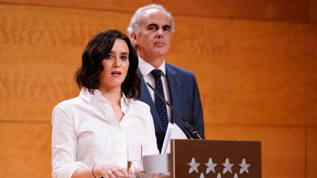 Tras presentar el Plan de Contingencia de Alcorcón y a pocos minutos de que la Presidenta de la Comunidad de Madrid Isabel Díaz Ayuso presentará el Plan “Madrid no se Para”, en alcorconhoy.com preguntábamos si sabían algo del plan o se les había adelantado algo a los municipios y grandes ciudades para coordinarse. La pregunta provocó una respuesta muy contundente por parte de la Alcaldesa de Alcorcón, Natalia de Andrés que califica de “desprecio” la actitud de la Comunidad de Madrid con Alcorcón y el resto de municipios. Ordena y mando La Regidora ha manifestado que “Ojalá se hubiera producido una comunicación con el Gobierno Regional. Desprecian el trabajo que se puede realizar desde los municipios. No hay ninguna coordinacion ni comunicación solo comunicados de ordena y mando. Es el momento de hablar y coordinar los recursos de unos y de otros. Vamos a cumplir con lo que diga la Comunidad de Madrid. Le hemos pedido a la Comunidad que nos dieran datos técnicos de la incidencia de la pandemia en Alcorcón. No lo tenemos”. ¿Qué hacer ante un rebrote? Según De Andrés tampoco saben que hacer si se produjera un rebrote “Nadie nos ha dicho qué tenemos que hacer. Estamos nosotros trabajando en un protocolo con los técnicos municipales. Pero la Comunidad no nos ha dicho nada” Y respecto al Plan presentado esta mañana “No se ha coordinado con los ayuntamientos, no sabemos nada de él… nos vamos a enterar por los medios. No nos dan la información que deberían darnos”. Ponía un ejemplo “Le pedimos a la Comunidad de información de la que carecemos,  como en relación con los rastreadores. No sabemos si hay rastreadores asignados a Alcorcón o forman parte de un equipo multidisciplinar”. Desgobierno La Alcaldesa apostillaba “A los municipios nos están dejando desatendidos. Es vergonzosa la actitud de la Comunidad de Madrid respecto a los municipios. Es una falta de respeto salvaje al ámbito municipal. Los Ayuntamientos podemos hacer una importante labor. Es un desgobierno el de la Comunidad de Madrid. Creo que no saben lo que tienen que hacer. Por ejemplo nos han dicho que tenemos que limpiar los colegios pero no nos ha dicho cuántas veces, de qué manera… en fin” Y nos adelantaba que “Siguen sin estar abiertos los Servicios de Urgencia de Atención Primaria. ¿Tenemos menos recursos que en marzo? Como puede ser. No lo entendemos”. La actualidad de Alcorcón en alcorconhoy.com