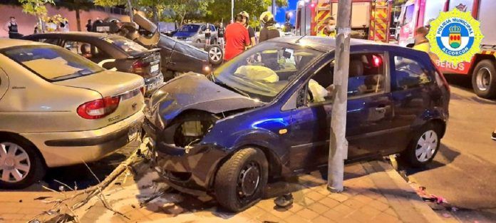 Aparatoso accidente de tráfico en la calle Berlín de Alcorcón