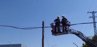 Una grúa derriba varios postes eléctricos en Alcorcón