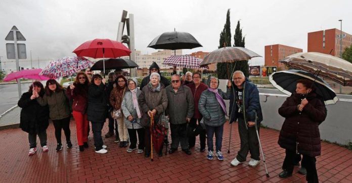 Hace poco más de un año en torno a 80 familias de mayores de Alcorcón veían muy cerca la posibilidad de tener que salir de las que habían sido sus casas durante 10 años. Un juez de lo mercantil obligaba a revocar el contrato que tenían firmado con la empresa municipal EMGIASA por el cedían sus casas en el centro de Alcorcón por otras accesibles en el Ensanche SUR. Era el conocido Plan Permuta. El juez entendía que los pisos debían entrar en el concurso de acreedores de EMGIASA. Los mayores debían comprarlos o irse. Ahora la Junta de Gobierno Local ha dado luz verde a una proposición de la Concejalía de Vivienda y Cooperación en la que se aprueba la suscripción de un acuerdo entre el Ayuntamiento de Alcorcón y la Administración Concursal de EMGIASA mediante el cual se acuerda la compraventa en bloque de las viviendas relativas al Plan Permuta. Alcorcón acuerda la adquisición de las viviendas del Plan Permuta. Solución para 80 familias Según la Regidora de Alcorcón, Natalia de Andrés “Se trata de hacer efectivo el compromiso por parte del Ayuntamiento a través de la suscripción de un documento junto con Administración Concursal para solicitar al juez de lo mercantil la modificación del plan de liquidación del concurso de acreedores de EMGIASA en este sentido” y añade “hemos dado un paso importante una vez que el proyecto del presupuesto municipal incluye una partida presupuestaria específica para iniciar la adquisición de estas viviendas” Más de dos millones de euros. De Andrés manifestaba que “de esta forma podemos resolver de forma definitiva esta situación que han vivido cerca de 80 familias de octogenarios a los que se amenazaba con perder su vivienda” En los últimos meses tanto el Ejecutivo Local como la Administración Concursal han hablado y negociado para llegar a esta solución sobre estas viviendas. La actualidad de Alcorcón en alcorconhoy.com