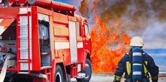 Aparatoso incendio de un coche en una gasolinera de Alcorcón