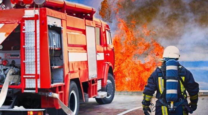 Aparatoso incendio de un coche en una gasolinera de Alcorcón