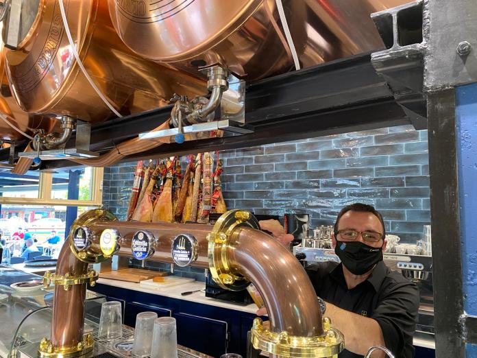 Disfrutando unas cervezas por Alcorcón