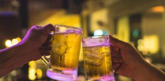 Disfrutando unas cervezas por Alcorcón