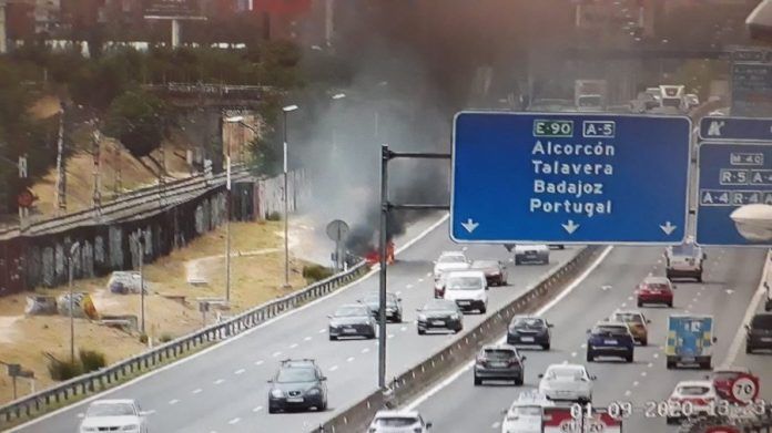 Incendio de un coche en la A-5 en Alcorcón