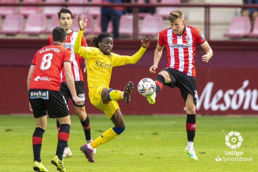 El equipo es colista con cuatro puntos y tres goles a favor en ocho partidos. El 90% de la afición del Alcorcón pide un cambio de entrenador en una encuesta en redes sociales.