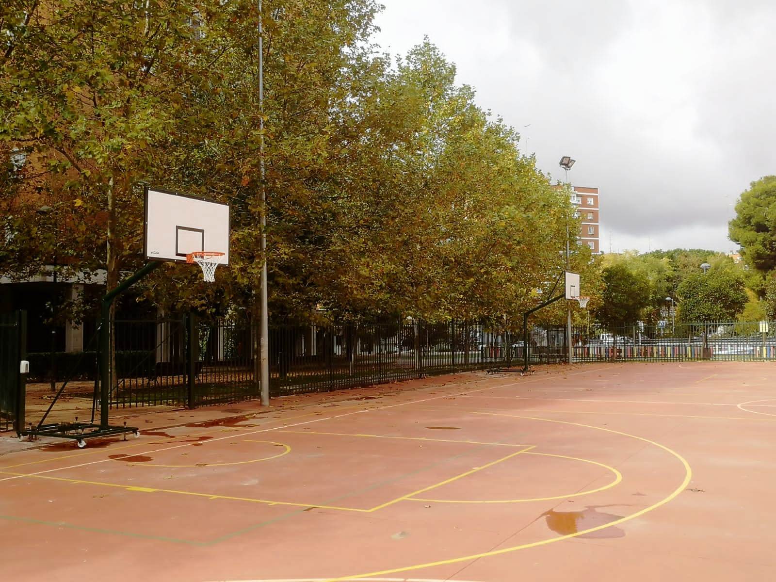 El Polideportivo Los Cantos cuenta con dos nuevas canchas de baloncesto