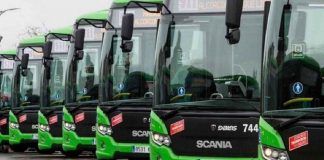 El transporte público es una elemento de equidad e igualdad en la ciudadanía. Para muchos una necesidad para ir a trabajar, al médico o ver a familiares. De ahí que la accesibilidad al transporte público sea una prioridad. Alcorcón reforma siete paradas de autobuses. Precisamente el objetivo es ampliar su accesibilidad, pensado especialmente en las personas con movilidad reducida. Se han iniciado las obras en las paradas de Retamas – Juan Ramón Jiménez (12413), Alfredo Nobel – Víctimas de Terrorismo (18899), Hermanamiento – Emigrantes (18906 y 18905), Mestizaje – 1º de Mayo (18901) y Sauces – Hayas (17917 y 11778). Los trabajos, que ya han arrancado, buscan suprimir la interferencia de elementos urbanos y la instalación de un suelo podotáctil para personas ciegas. También se ampliarán las aceras para mejorar la movilidad peatonal en las inmediaciones de estas paradas, además de contribuir a un mayor distanciamiento social, con motivo de la lucha contra la COVID-19. Las obras adecuarán las aceras a la normativa vigente de accesibilidad. Se renovará la señalización horizontal y vertical. En palabras del Concejal de Sostenibilidad, Movilidad y Energías Renovables, Carlos Carretero “la accesibilidad es una prioridad, porque es lo que permite el ejercicio efectivo del derecho a la movilidad de muchísimas personas”. La actualidad de Alcorcón en alcorconhoy.com