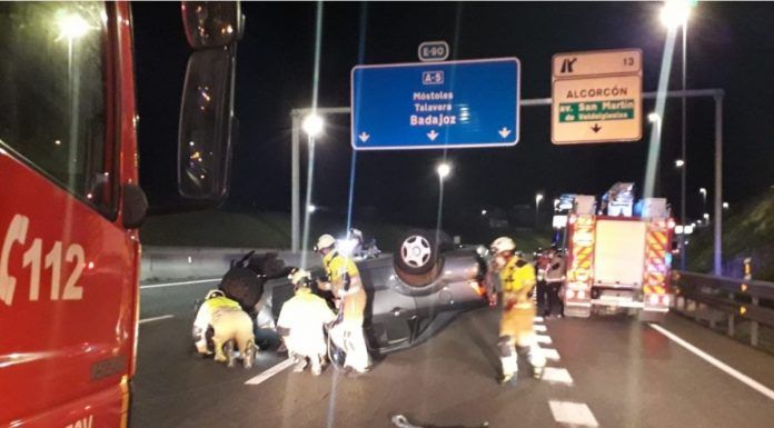 Accidente por vuelco de un vehículo en Alcorcón