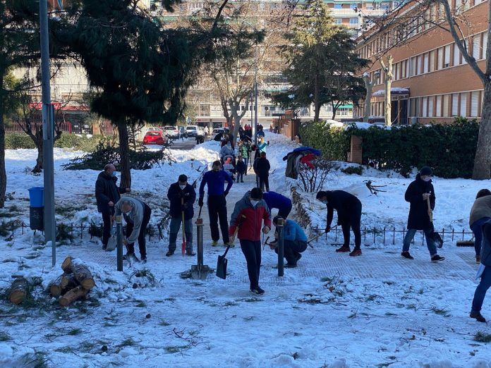 Los padres y madres de Alcorcón se vuelcan en limpiar los coles