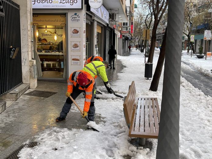 Alcorcón trabajando sin descanso ante la nieve y el hielo