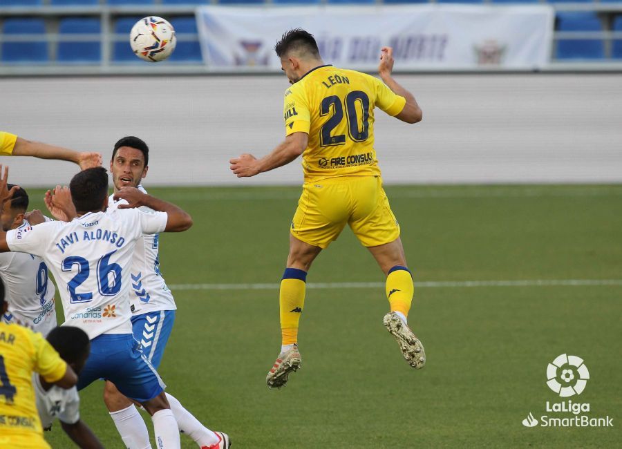 Tenerife 3-1 AD Alcorcón/ Tres latigazos del Tenerife dejan en descenso al Alcorcón