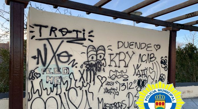 Denuncian a un grupo de jóvenes por tenencia de drogas y grafitis en Alcorcón
