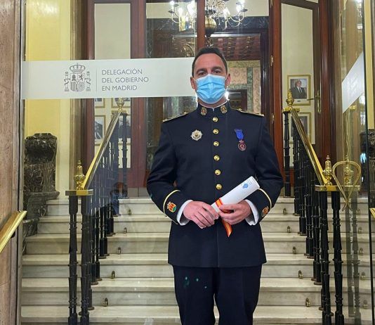 Raúl Esteban, el jefe de Bomberos de Alcorcón, condecorado al mérito de Protección Civil