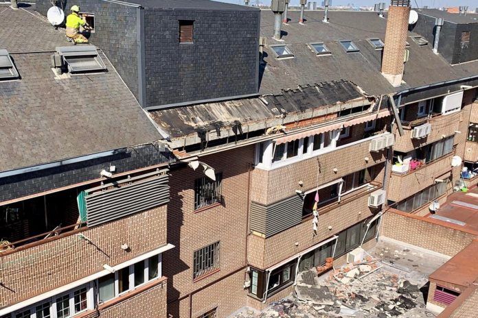 Se cae el tejado de un edificio en Alcorcón