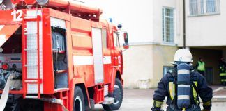 La Policía muestra como se apaga el incendio de un coche en Alcorcón