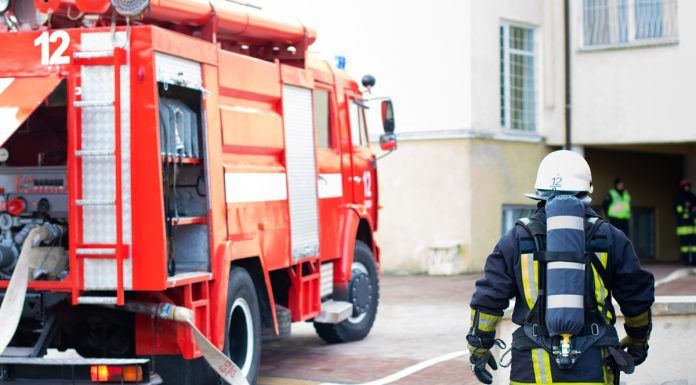 La Policía muestra como se apaga el incendio de un coche en Alcorcón