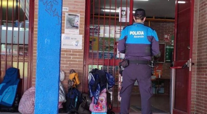 Un profesor apaga un incendio en un colegio de Alcorcón