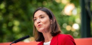 Un vecino de El Escorial envía una navaja ensangrentada a Reyes Maroto, Ministra de Industria y vecina de Alcorcón