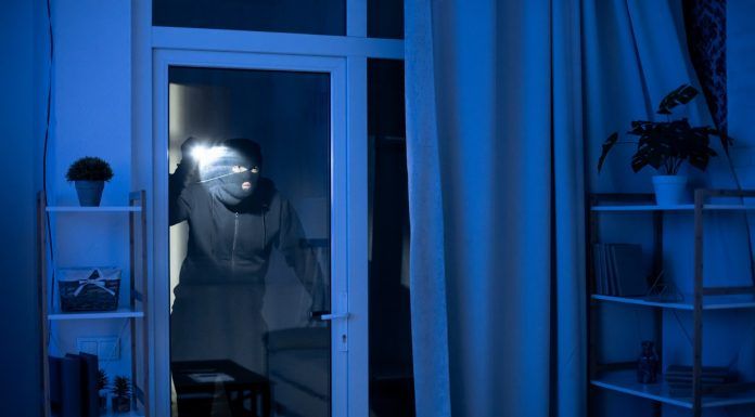 Detienen a tres personas robando en un domicilio en Alcorcón