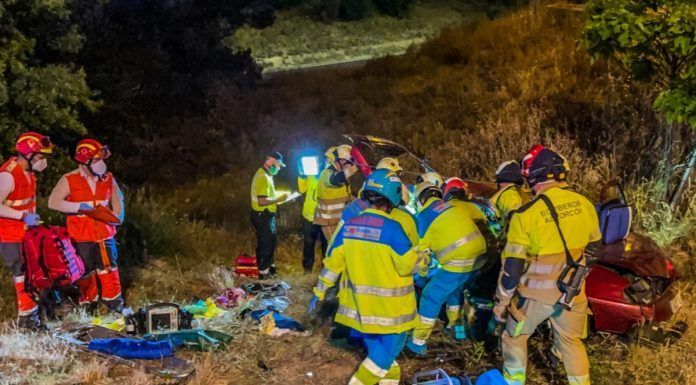 Grave accidente en Alcorcón tras caer un coche por un terraplén