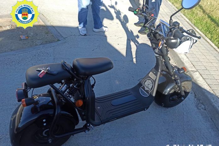 La Policía interviene por las infracciones de un conductor de ciclomotor en Alcorcón