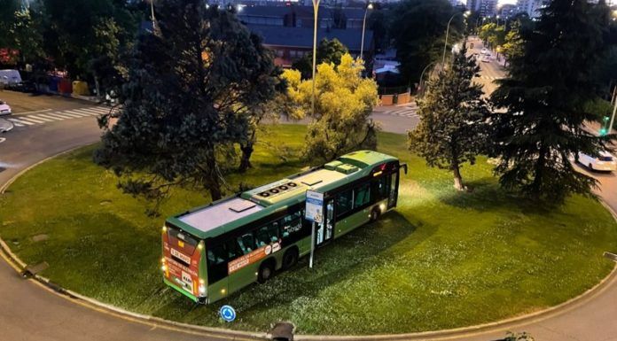 La foto viral de un autobús en mitad de una rotonda de Alcorcón